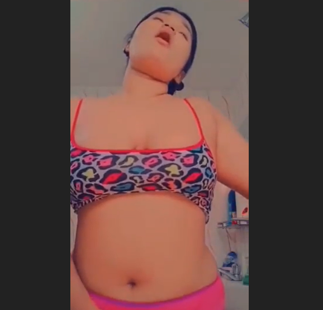 girl shows her boobs and pussy in desi nude MMS